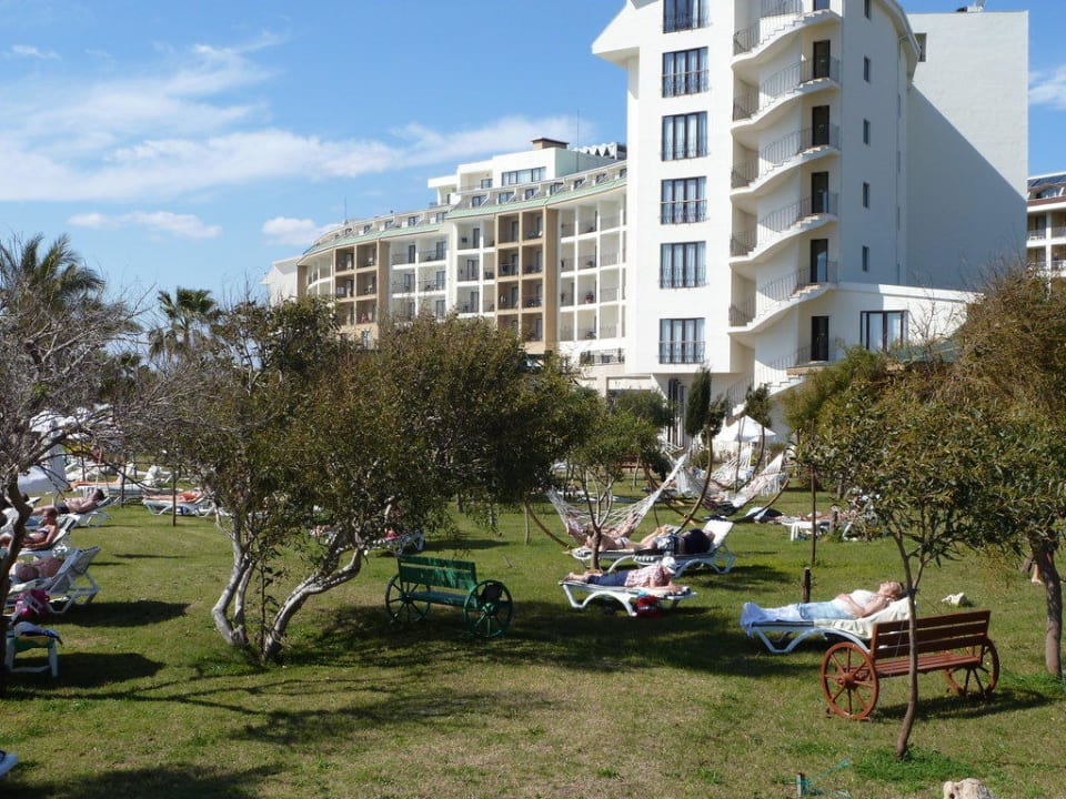 Blick von Gartenseite auf Hotel Selectum Family Comfort Side