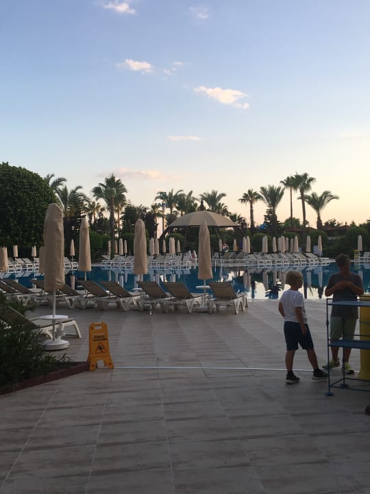 Abends am Pool nach dem Abendessen Saphir Resort & Spa