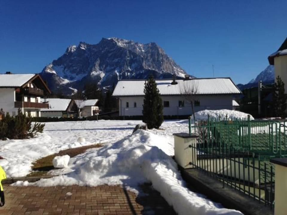 Blick vom Hotelgarten Richtung Zugspitze im Winter Alpenrose - Familux Resort