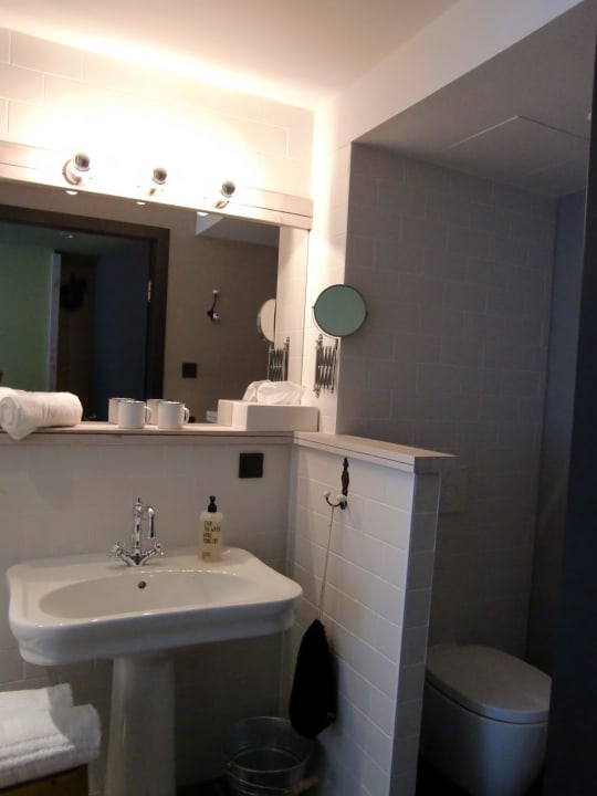 Dusche Zi. 230 25hours Hotel Wien beim MuseumsQuartier