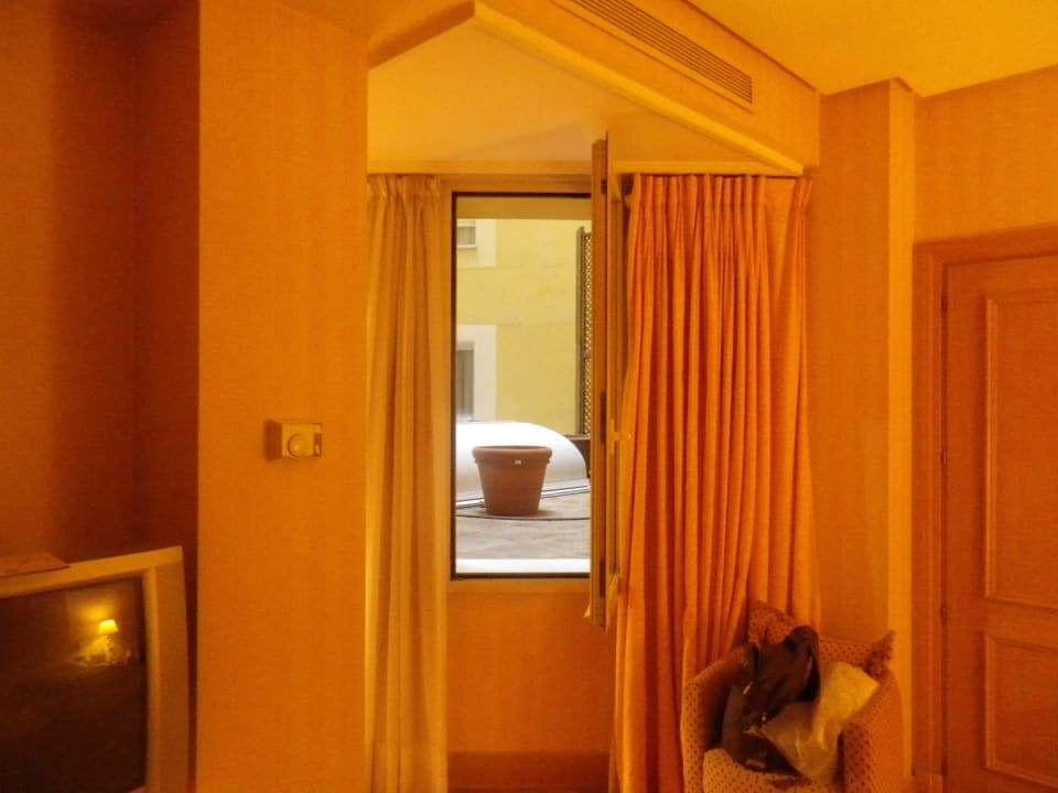 Kleines fenster mit blick in den Lichthof Barceló Emperatriz