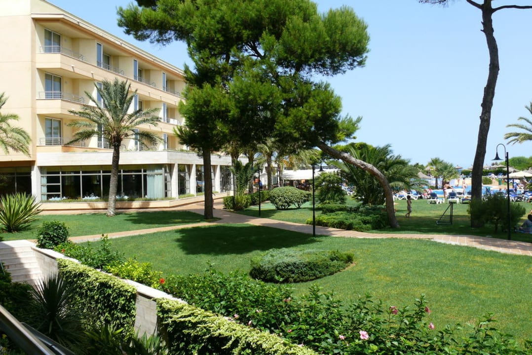 Gartenanlage mit Blick auf's Restaurant Grupotel Natura Playa