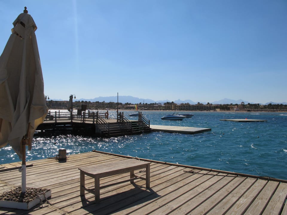 Steg mit Badeinseln Cleopatra Luxury Resort Makadi Bay