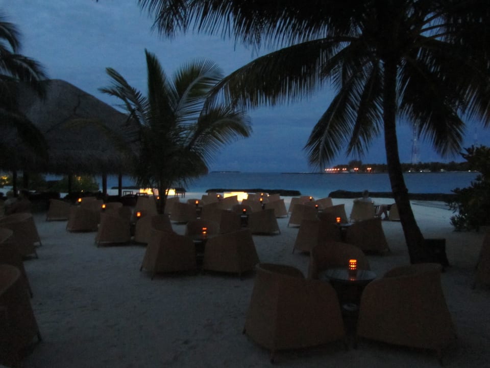 Fungbar /im Hintergrund die Sandbar mit Sitzsäcken Kuramathi Maldives