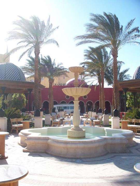 Brunnen vorm Hotel The Grand Resort