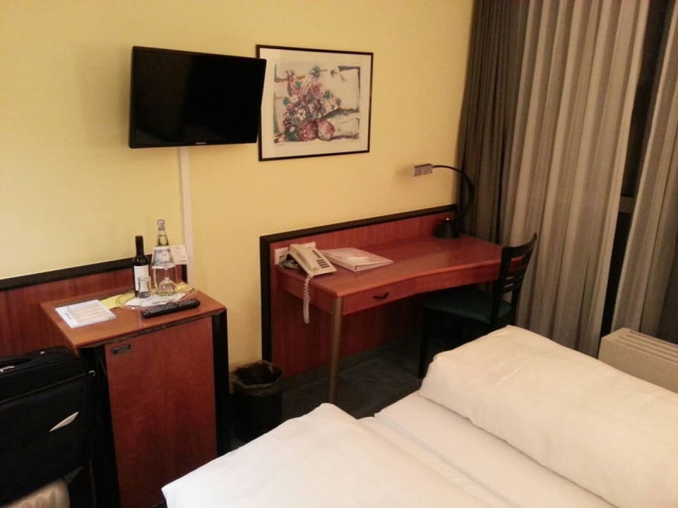 Zum Arbeiten zu wenig Platz ACHAT Hotel Stuttgart Airport Messe