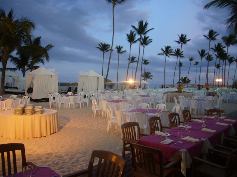 Für einen Abend aufgebautes Hauptbuffet am Strand Ocean Blue & Sand