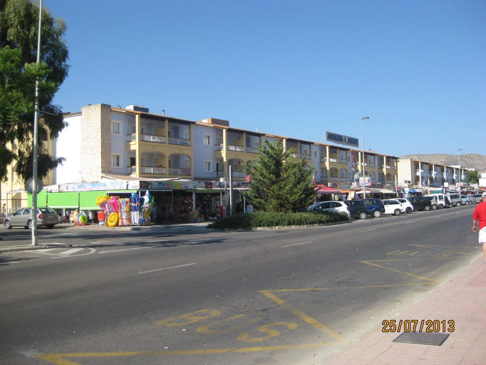 Block zur befahrenen Straße Alcudia Garden Aparthotel
