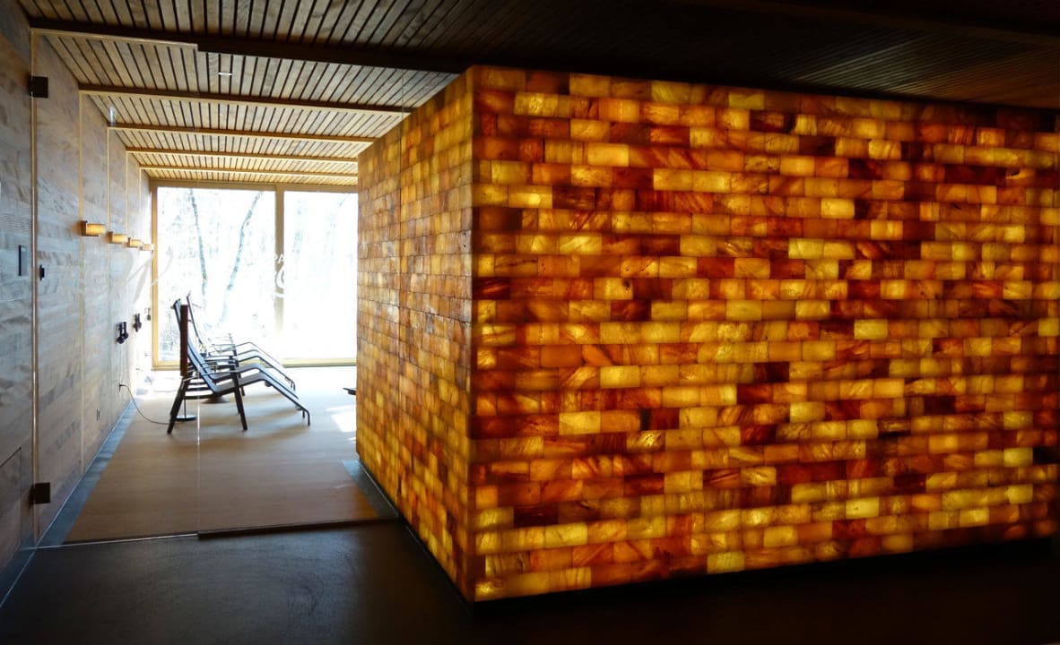 Außenwand Himalaya-Saune mit Blick zum Ruheraum Seehotel Wilerbad