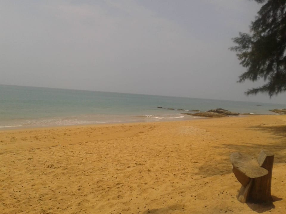 Strand bei den freien Liegen Khaolak Oriental Resort - Adults only