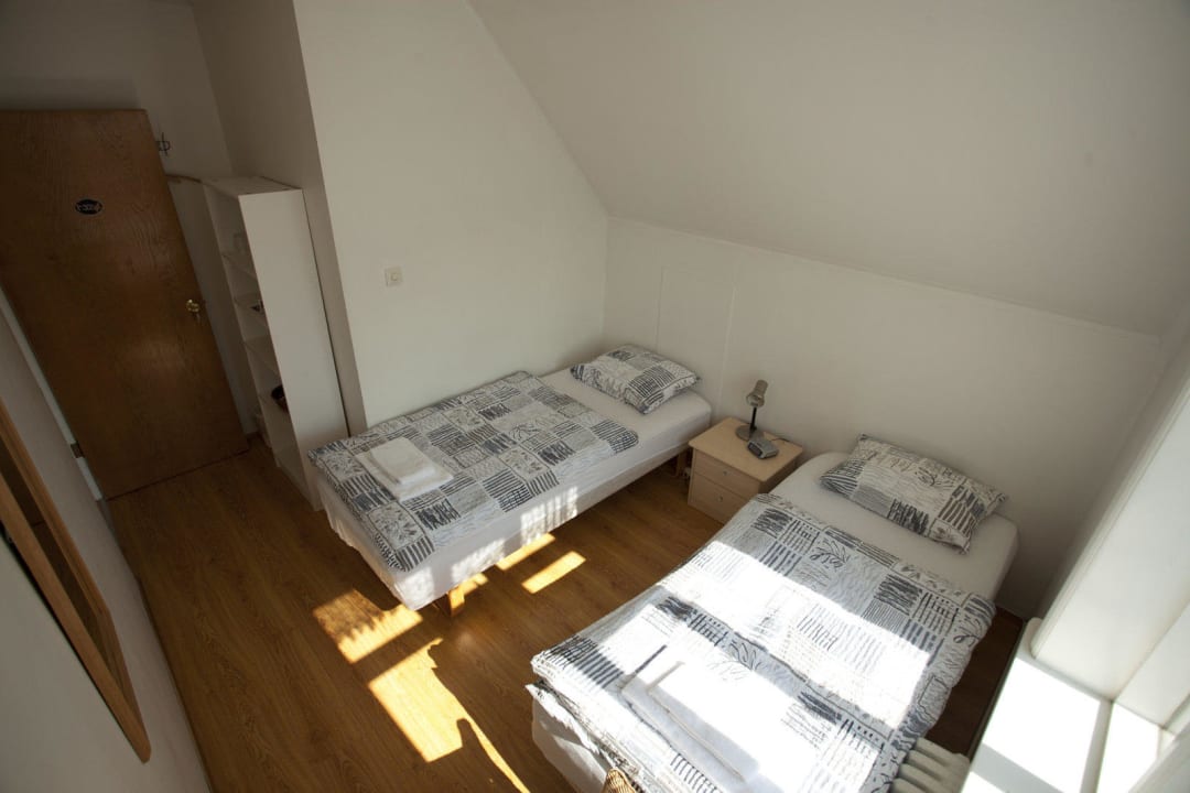 Twin rooms with shared bathroom Akurinn Guesthouse