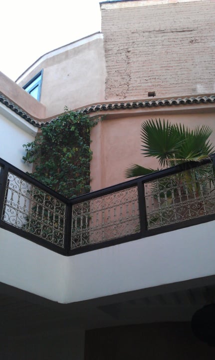 Blick aus dem Innenhof zur Dachterrasse Riad Ghemza