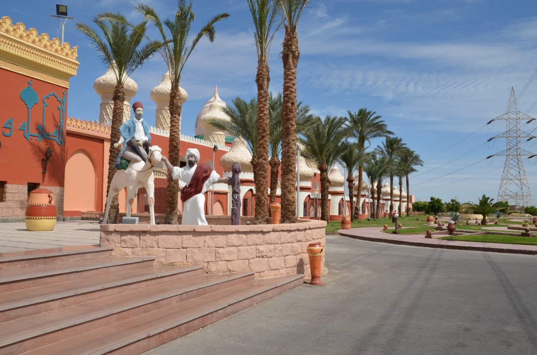 У входа в отель Pickalbatros Alf Leila Wa Leila Resort - Neverland Hurghada