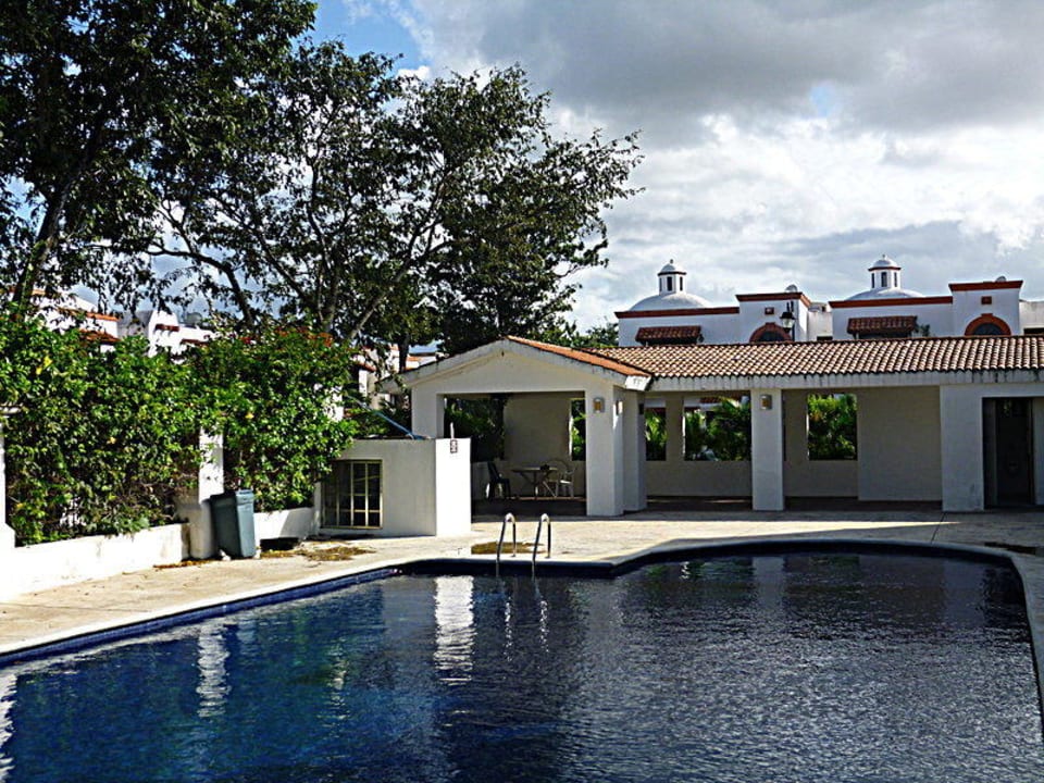 Pool mit Duschen, WC und Liegen Villa San Geronimo
