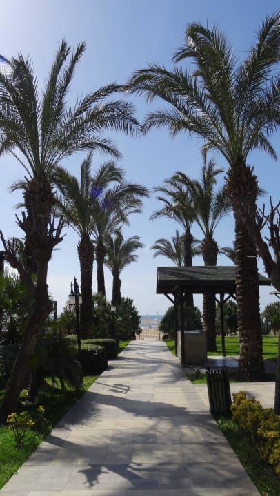 Weg durch den Garten zum Strand Sunis Kumköy Beach Resort Hotel & Spa