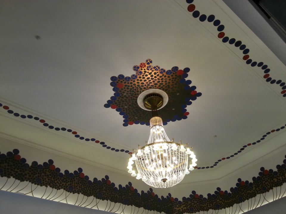 Kronleuchter in der Wartehalle Hotel Bristol, A Luxury Collection Hotel