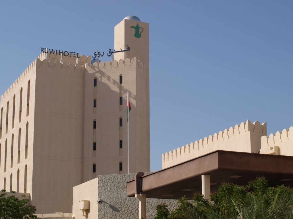 Blick vom Parkplatz auf Hotel Tulip Inn Downtown Muscat