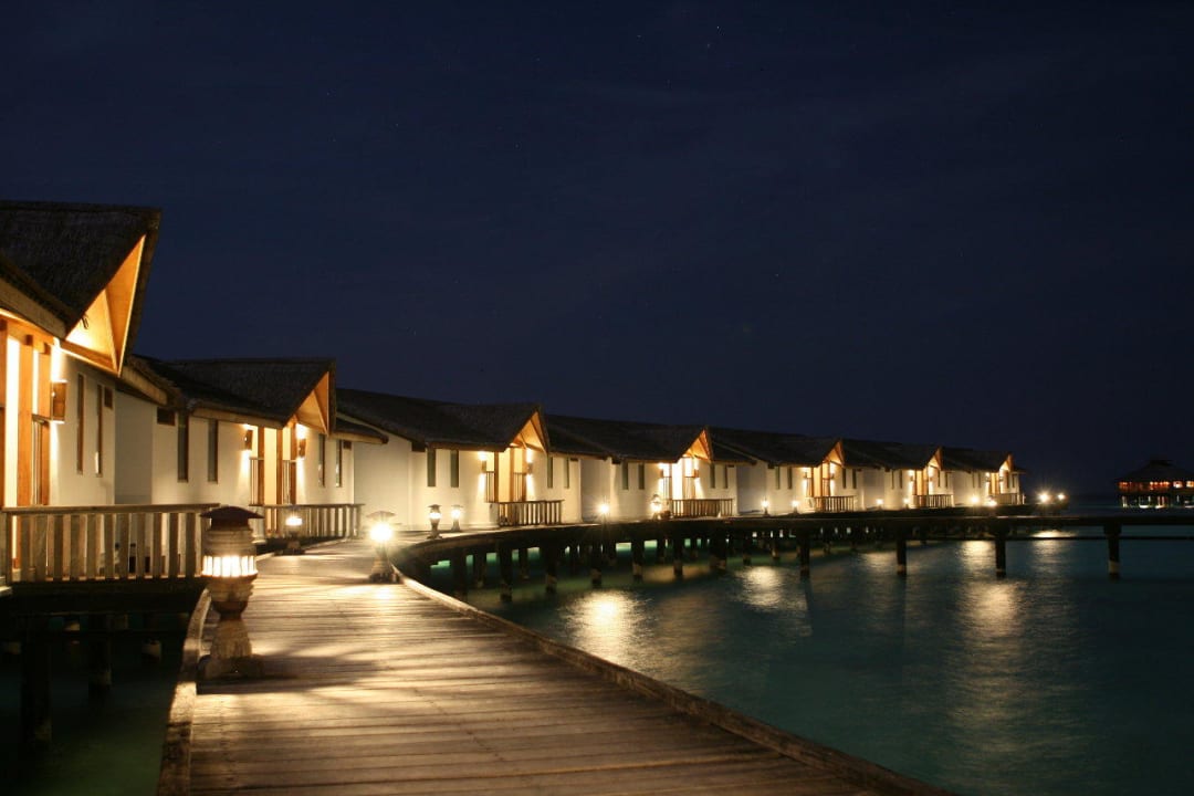 Waterbungalows in der  Nacht NH Collection Maldives Reethi Resort