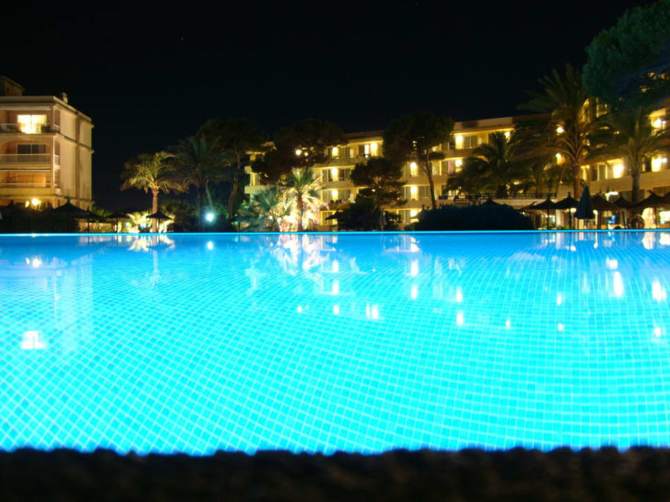 Pools und Hotel bei Nacht Grupotel Natura Playa