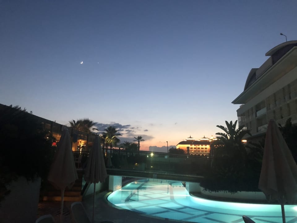 Abendstimmung am Pool mit schöner Aussicht auf das nächste H Sentido Trendy Verbena Beach