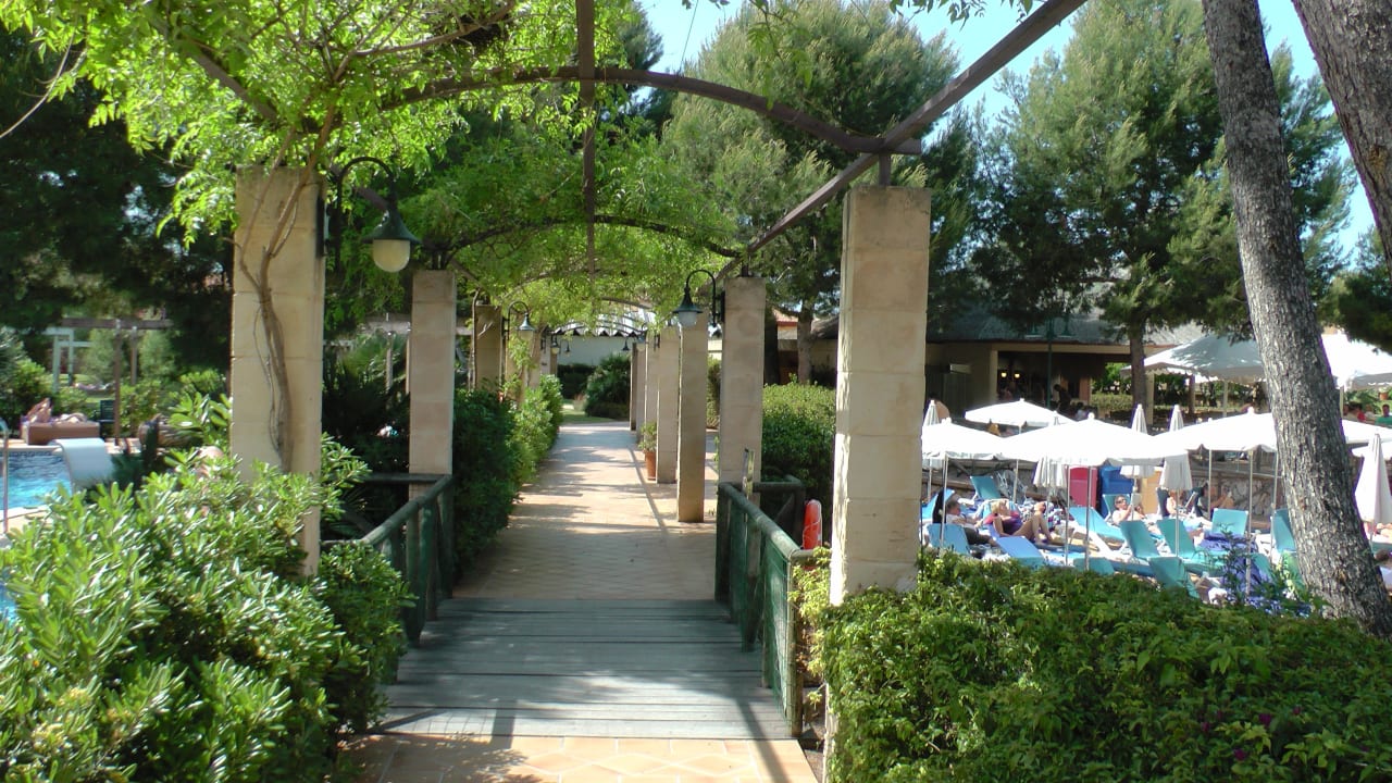 Aus dem Lobby-Bereich zur Gartenanlage Zafiro Mallorca