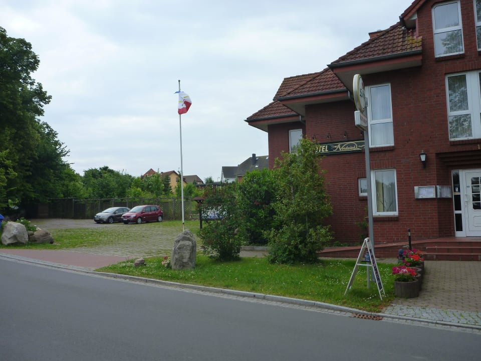 Seitlicher Anblick mit Parkplatz links Hotel Nordwind