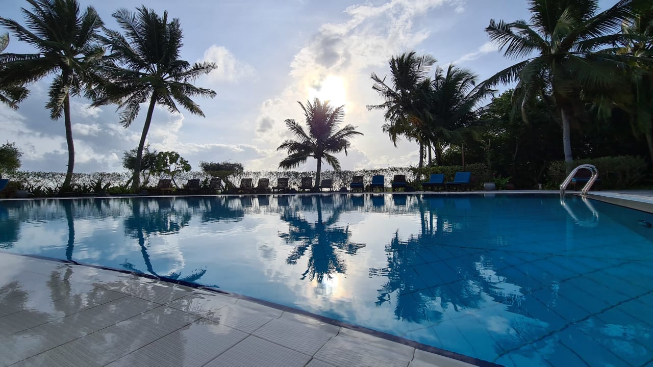 Pool Canareef Resort Maldives
