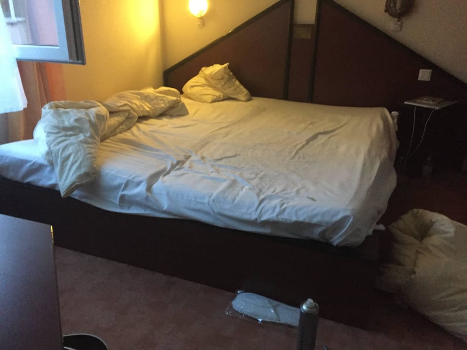 Dunkle Möbel und schlechte Matratze Trihotel Rostock