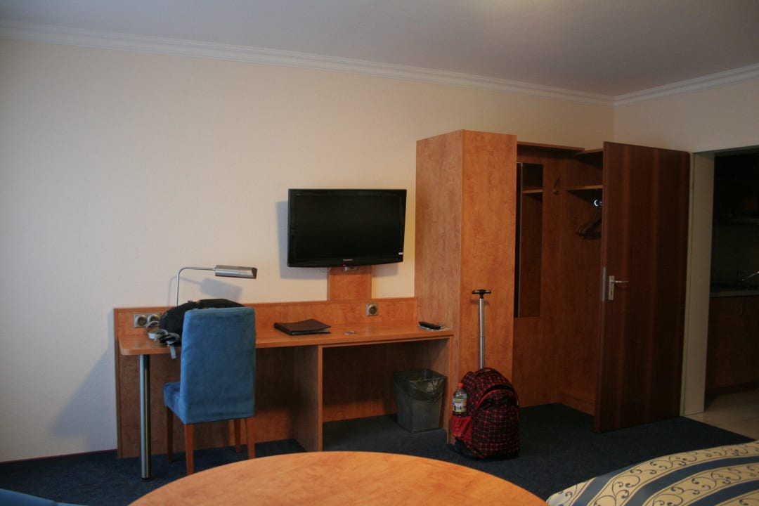 Schreibtisch, Fernsehr, offener Kleiderschrank Apartment-Hotel Hamburg Mitte