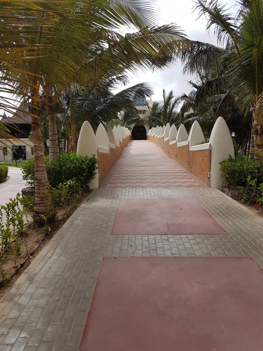Weg zur Lobby  Hotel Riu Karamboa