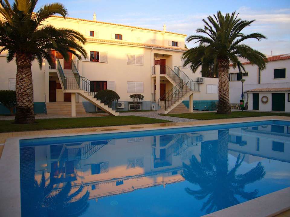 Gebäude mit Pool in der Morgensonne Apartments Atlantico Sul