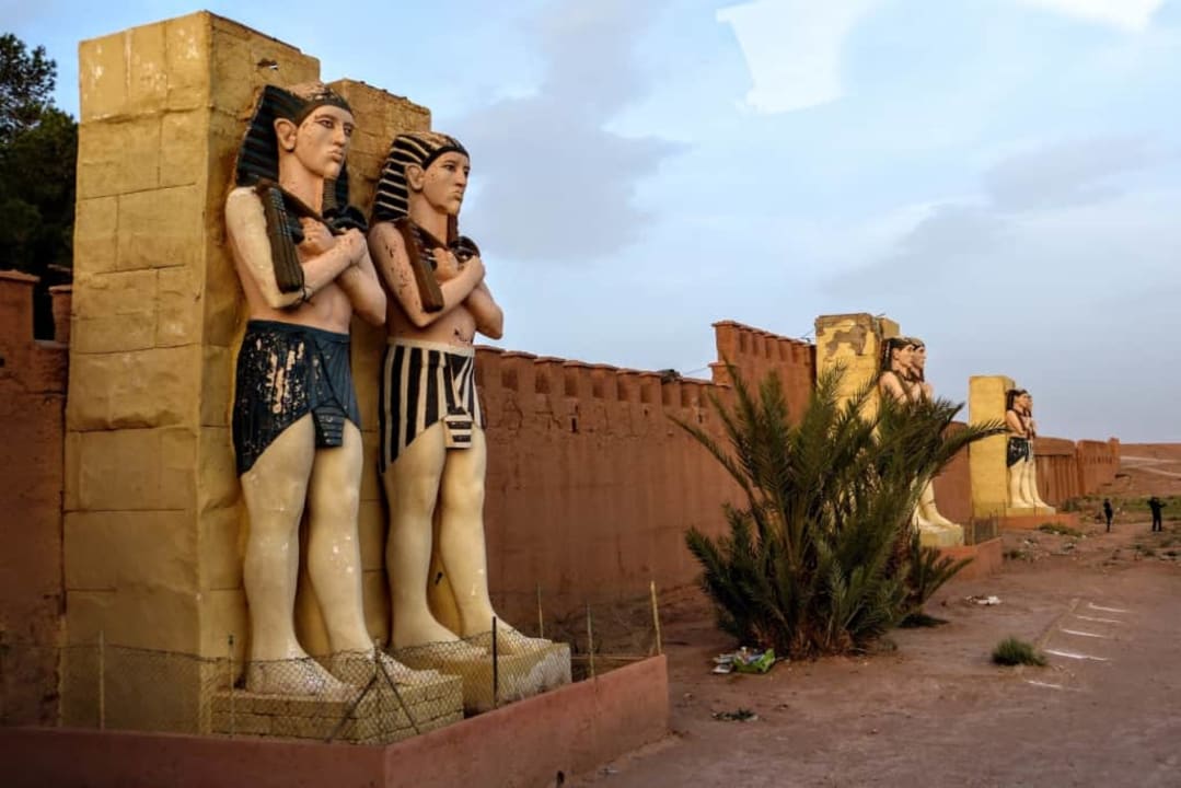 Swoista "brama" do hotelu - plan filmowy Hotel Oscar