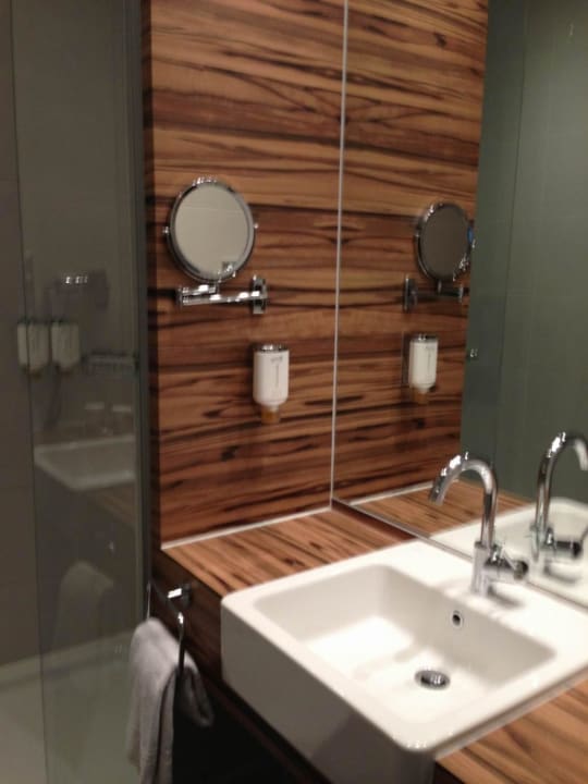 Modernes Badezimmer. H4 Hotel Münster City Centre