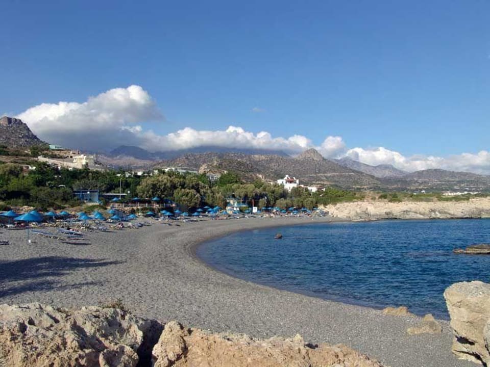 Strand vom Westen mit Blick auf das Hotelanlage Hotel Kakkos Bay