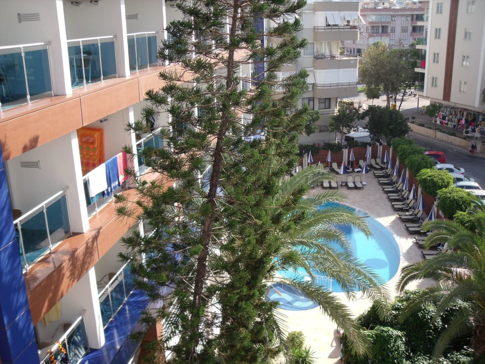 Blik auf Pool Gardenia Hotel