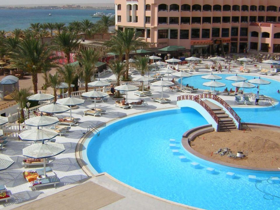 Pool mit abgerissener Poolbar, Hotel und Strand Beach Albatros Resort