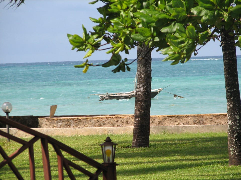 Vom Garten guckt man direkt auf das klare Meer Neptune Village Beach Resort & Spa
