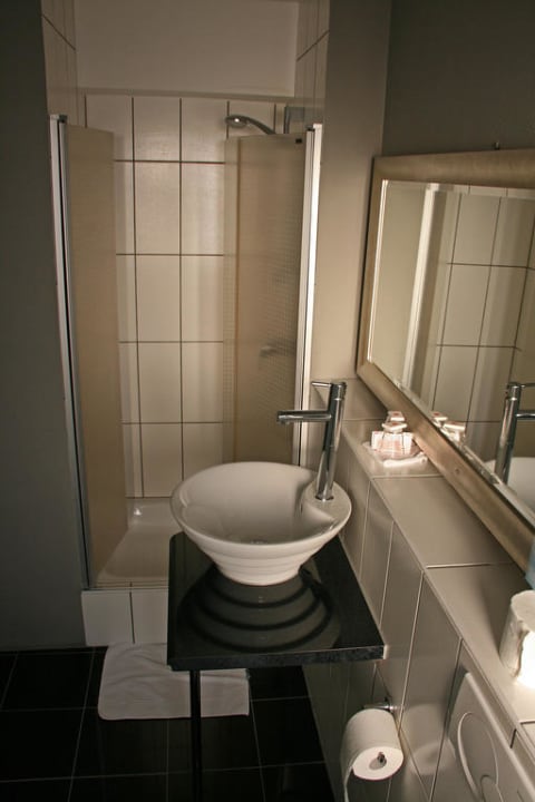 Blick auf die Duschkabine Arthotel Restaurant Pfeffermühle