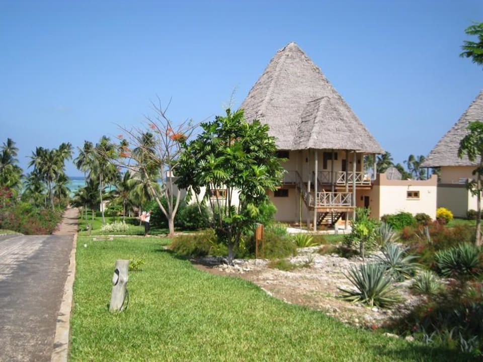 Hoteleinfahrt mit Blick auf Bungalow Neptune Pwani Beach Resort & Spa