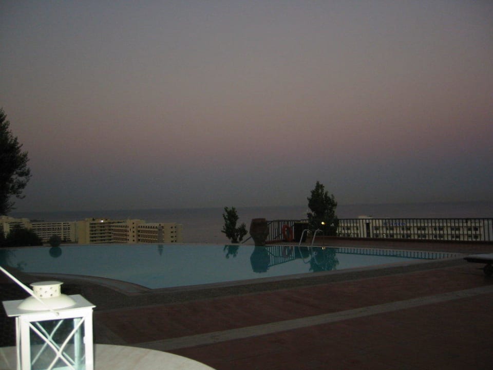 Poolbar am Abend Esperos Village Blue & Spa - Adults only