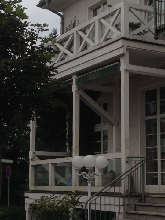 Außenansicht unterm Balkon Rujana Ferienwohnungen - Altes Postamt