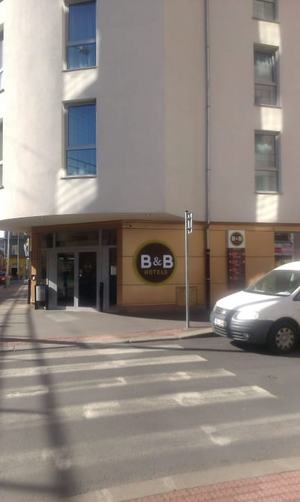 Hoteleingang B&B Hotel Prague City