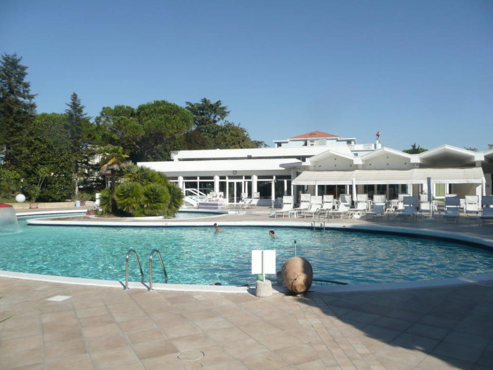 Blick zu Bar und gedecktem Pool Hotel Mioni Royal San