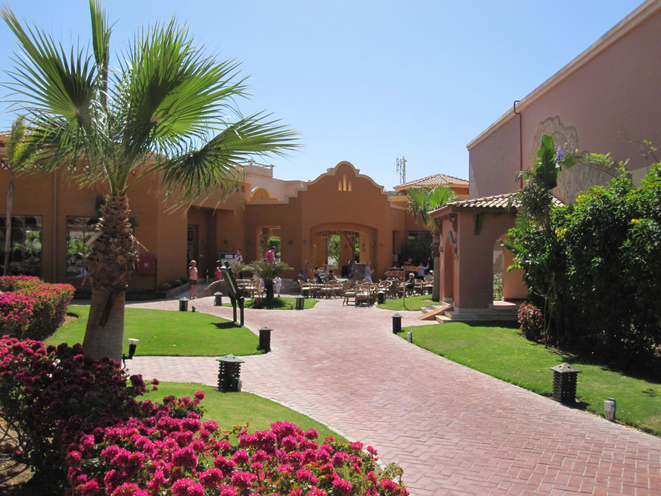 Blick vom Garten zur Lobbybar Charmillion Gardens Aquapark