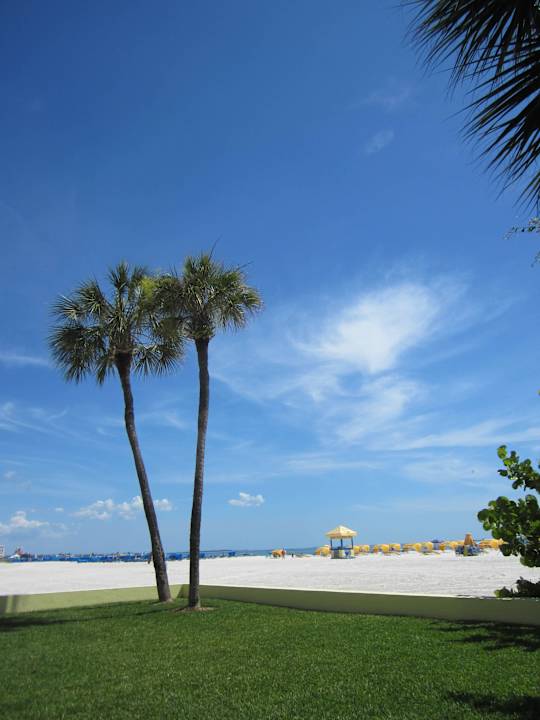 Blick von der Rasenfläche auf den Strand Hotel The Alden Resort