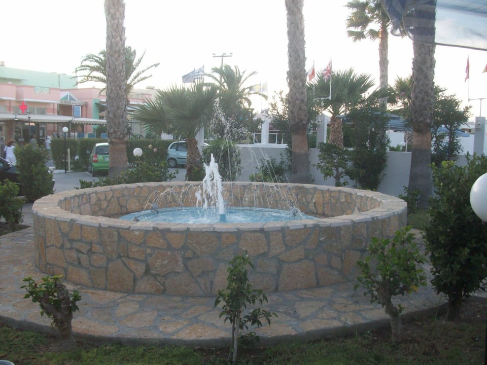 Brunnen im Vorgarten Hotel Tropical Sol
