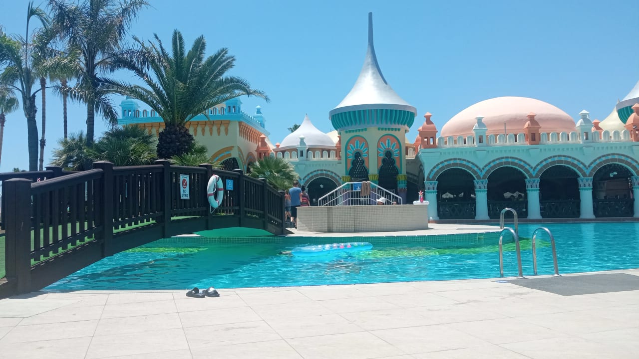 Pool Kamelya Aishen Club