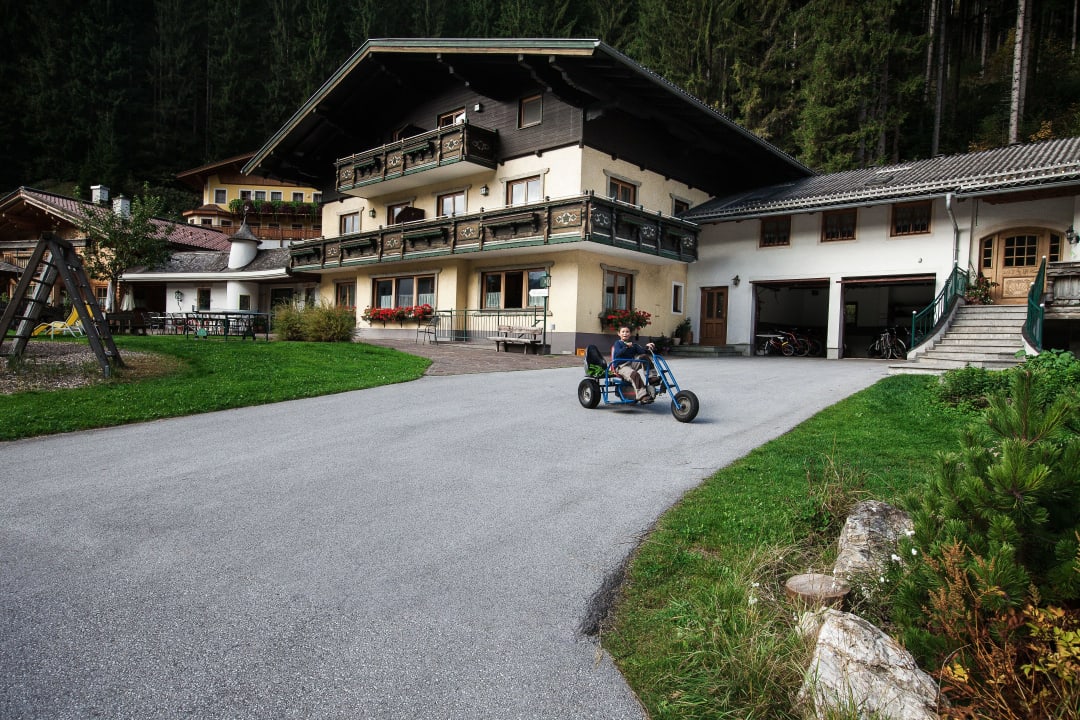 Haupthaus mit Ferienwohnungen und Rezeption Feriendorf Holzleb'n