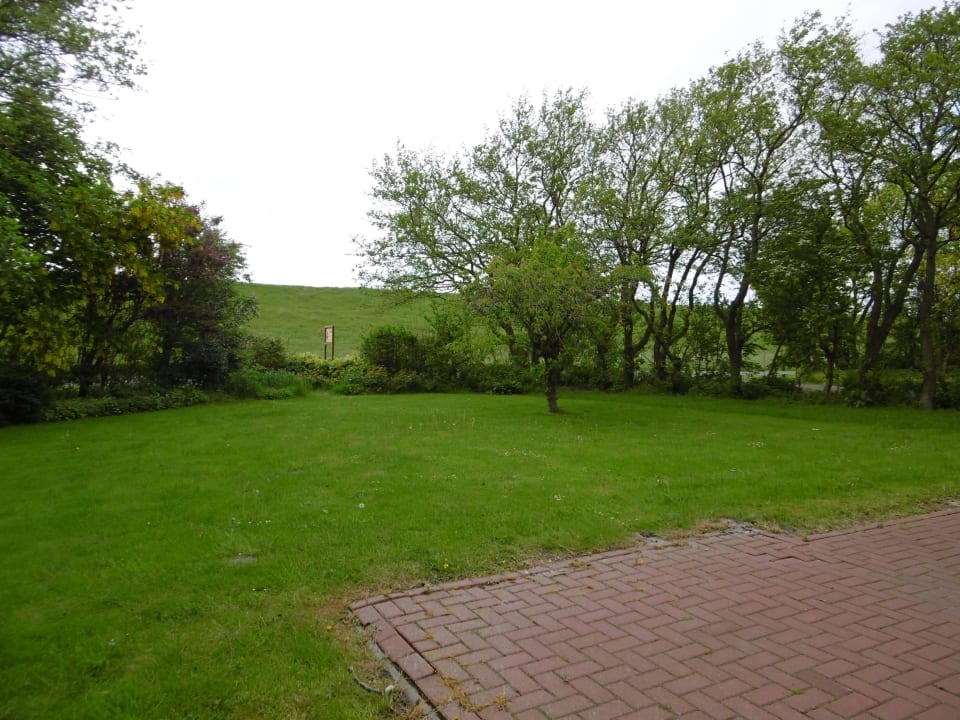 Wiese vor der Terrasse der "Bauernstube" Bauernstube - Landhaus Haan