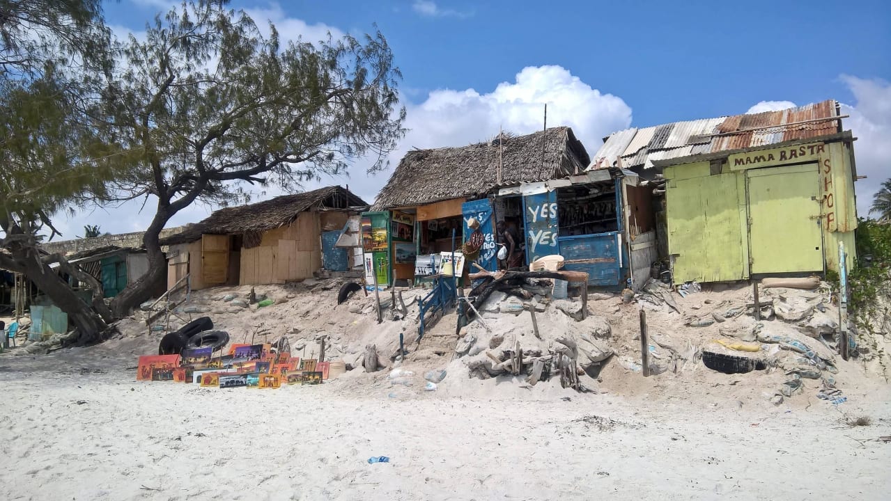 Kleine Hüten von Souvenierhändlern n Bahari Beach Hotel